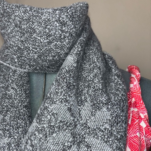 NWT Cejon Women's Gray Scarf Snowflake Pattern Heather Gray w/ fringe wrap scarf - Picture 6 of 16